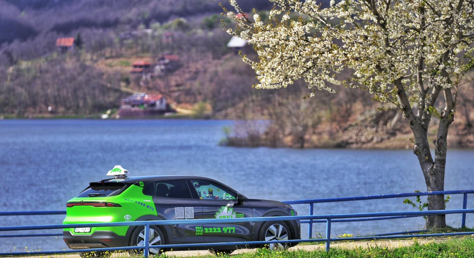 Prvi Taxi Bojnik vozilo pored jezera