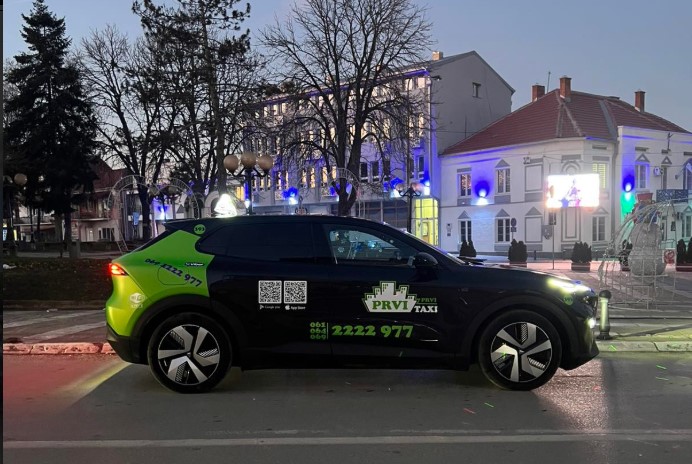 Prvi Taxi Bojnik vozilo u centru grada